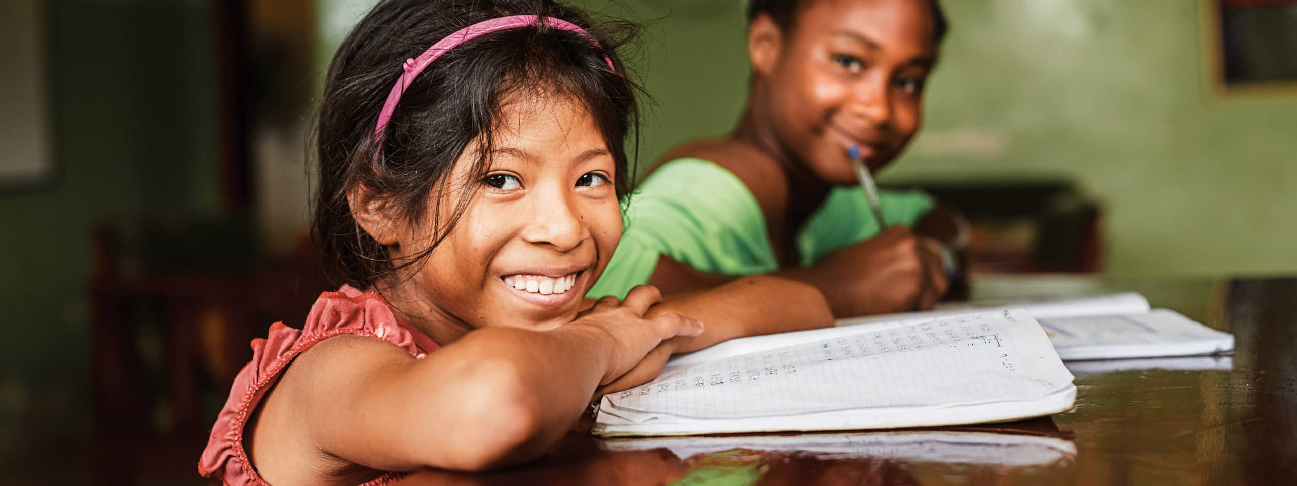 Lernende Kinder aus Ecuador