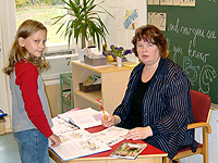 Mädchen im Gespräch mit ihrer Lehrerin, Hermann-Gmeiner-Schule in Keila, Estland