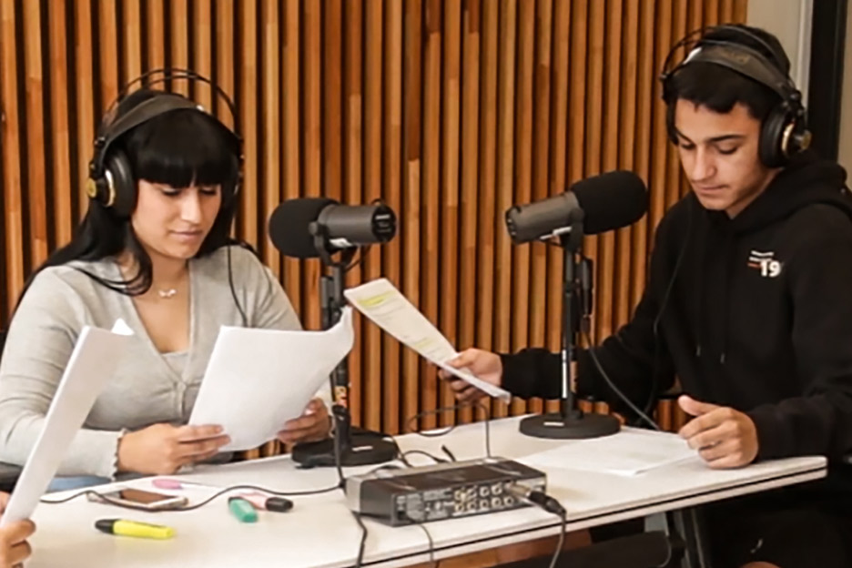 Jugendliche bei der Aufnahme eines Podcast. Foto: SOS-Kinderdörfer Uruguay