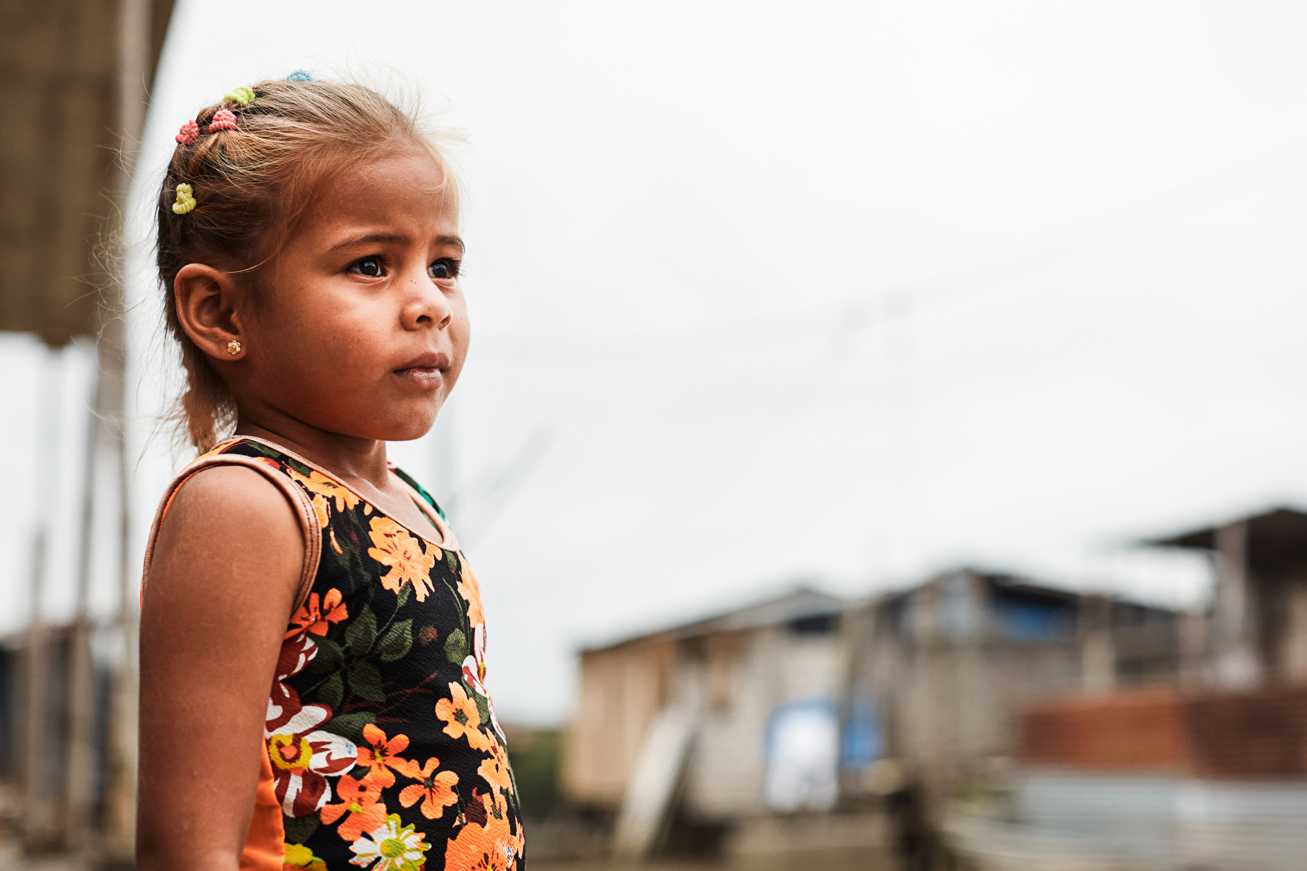 Waisenkind blickt traurig in die Weite.