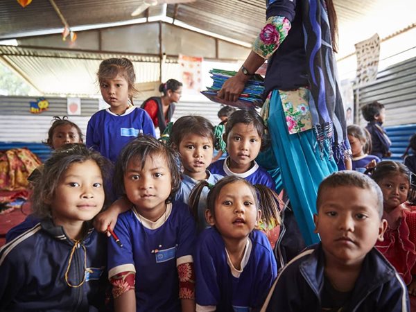 Kinder in der Nothilfe-Kita in Nepal