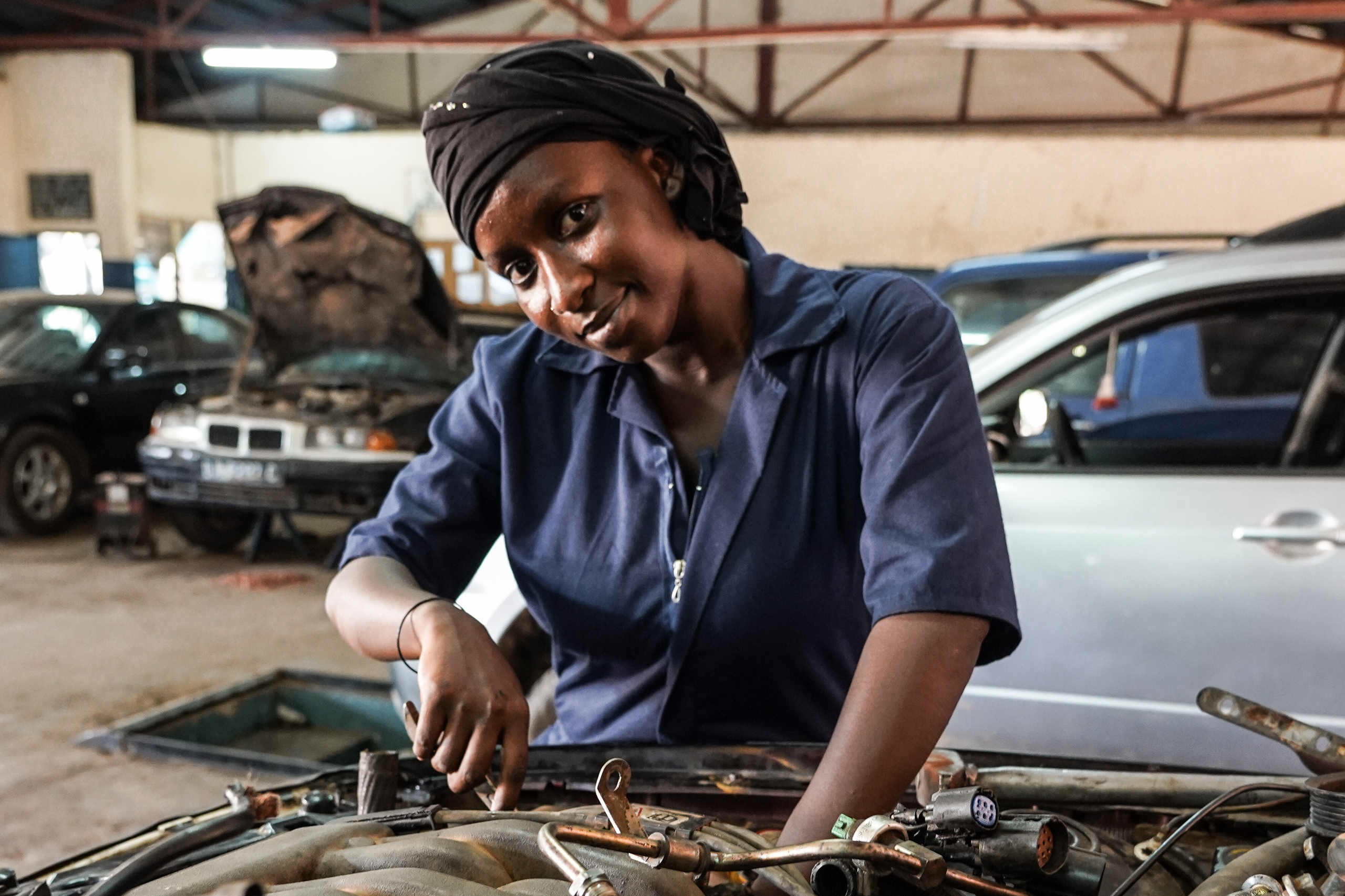 Ida Faal ist als weibliche Automechanikerin eine echte Exotin in ihrer Heimat. Foto: Philipp Hedemann