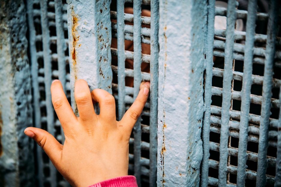Kinderhand am Gitter