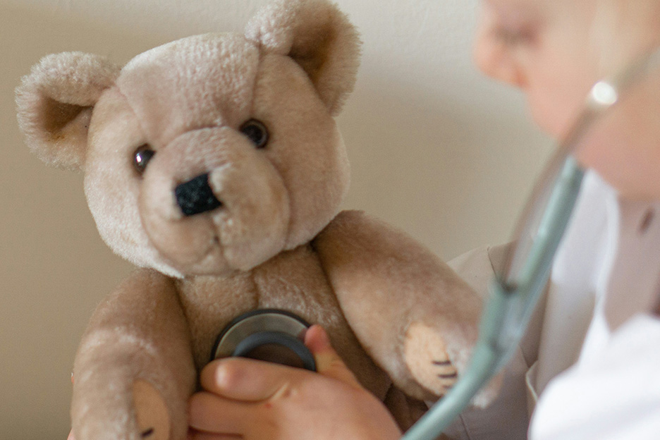 Kind untersucht Teddybären