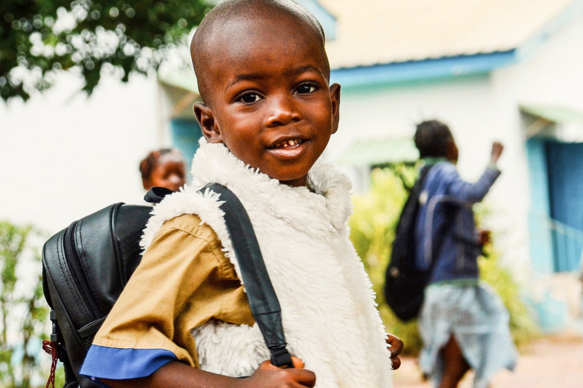 Zwei Mädchen formen Herz mit ihren Händen, unterstützt durch Kindpatenschaft.