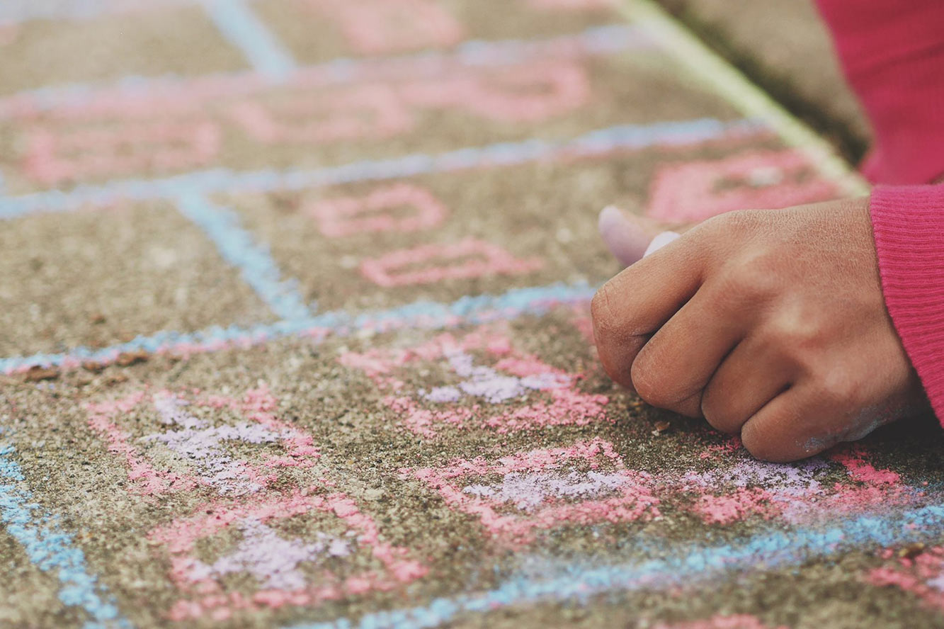 Symbolbild: Zeichnen mit Kreide. Foto: Aaron Burden, unsplash