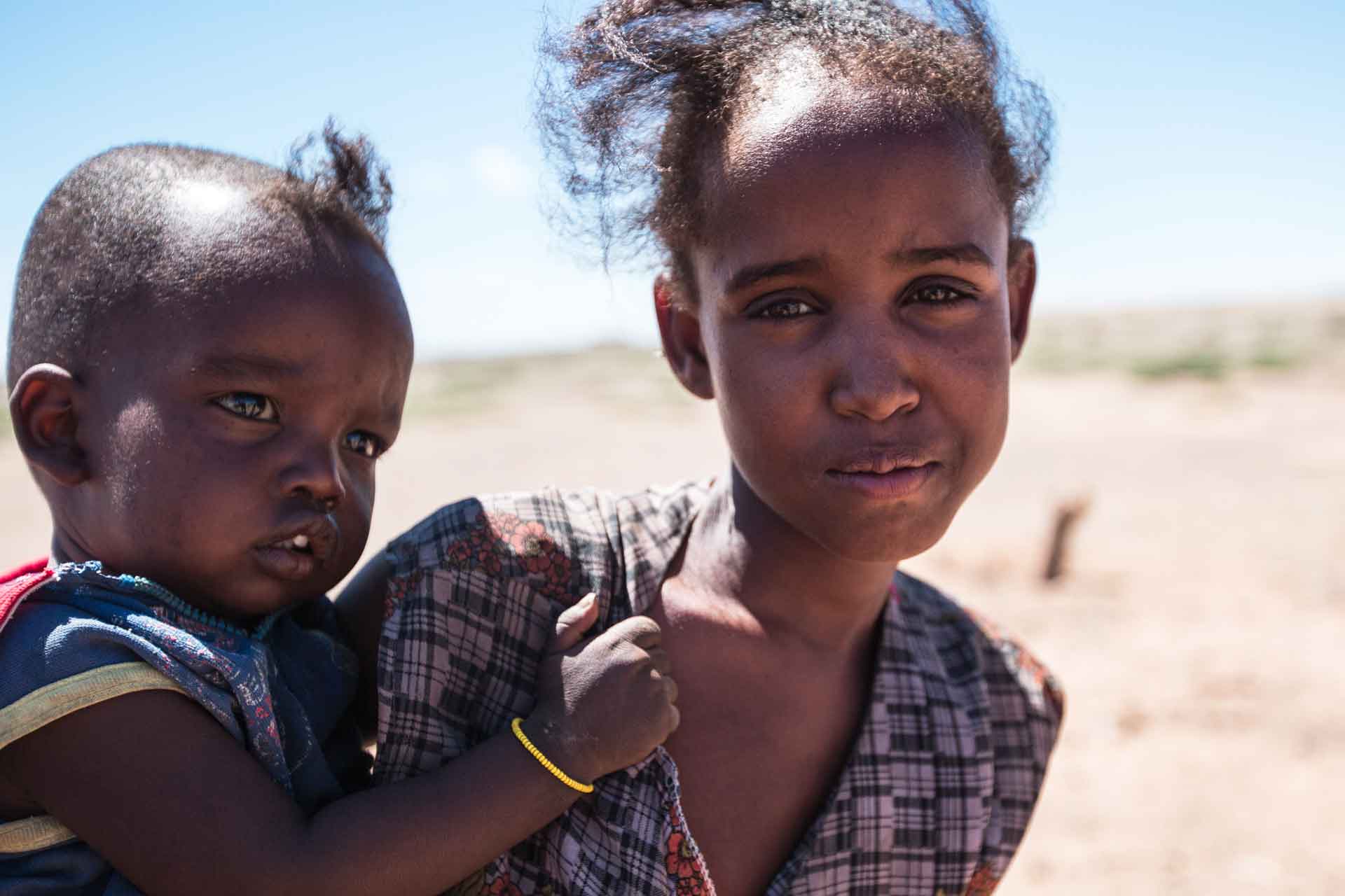 Zwei Kinder in der Wüste Ostafrikas leiden an Hunger.