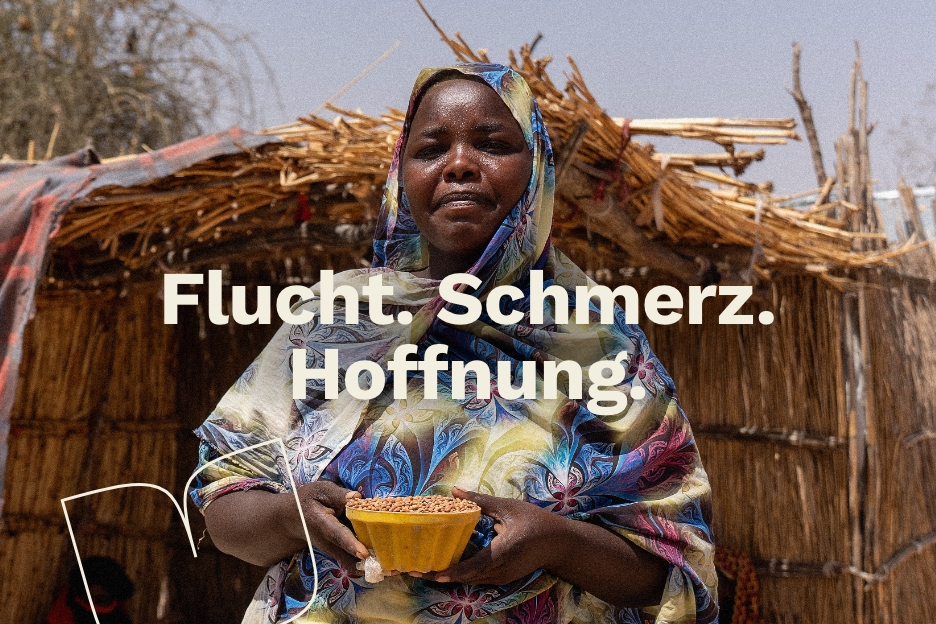 Khamissa vor einer Hütte, Bildaufschrift: Flucht. Schmerz. Hoffnung.