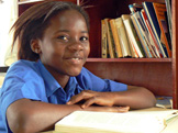 Schülerin aus Bakoteh, Gambia