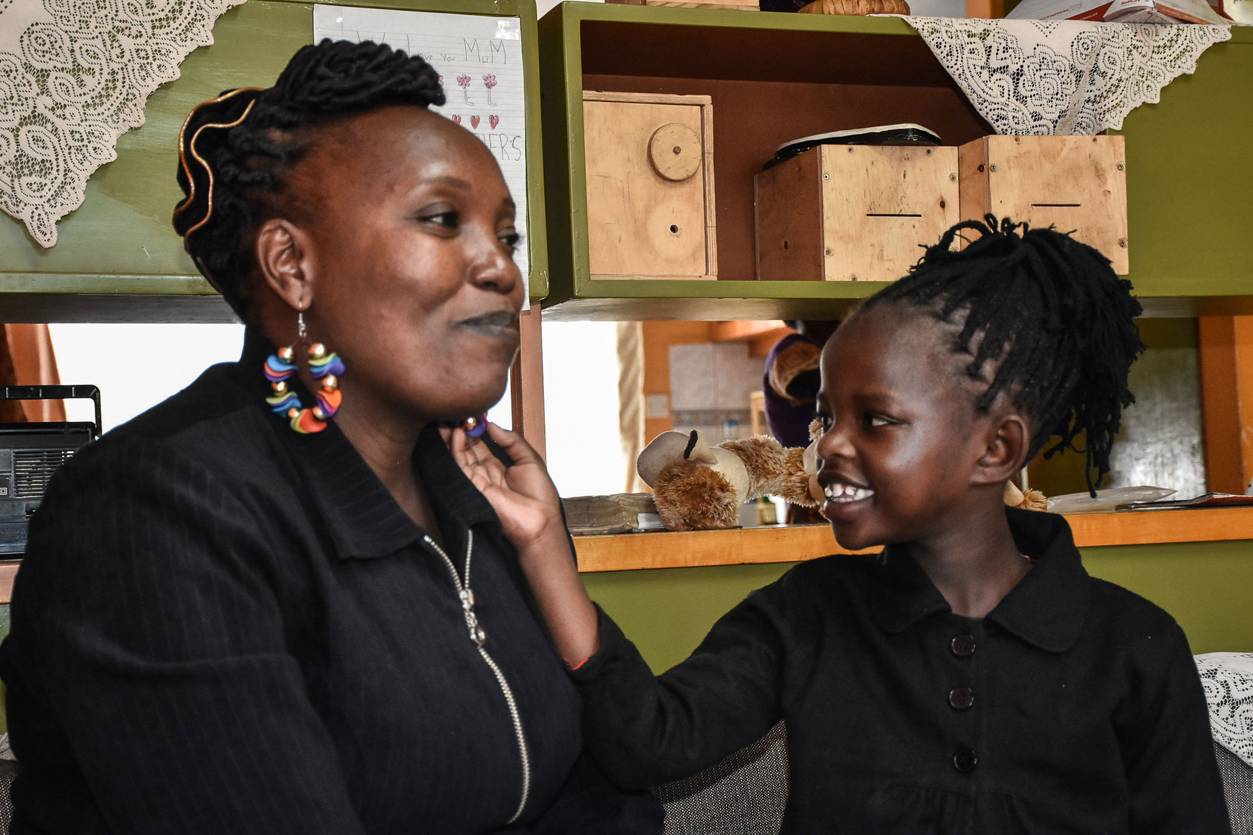 Nduku mit ihrer SOS-Mutter im Kinderdorf in Nairobi. Foto: Javason Saitoti