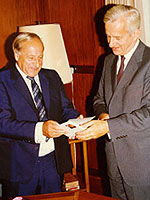 Hermann Gmeiner mit Richard v. Weizsäcker (r.) 