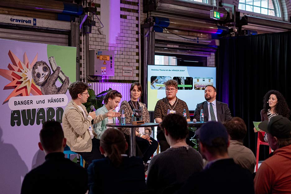Teilweise hitzige Diskussion - die Panelgäste: Philipp Türmer (Jusos), Simon David Dreßler (Politik-Influencer), Nyke Slawik (Bundestagsabgeordnete, Grüne), Eddie Kabuß (Bundesschüler:innenkonferenz), Michael Hose (Bundestagsabgeordneter, CDU/CSU). Durch das Gespräch führte Tessniem Kadiri.