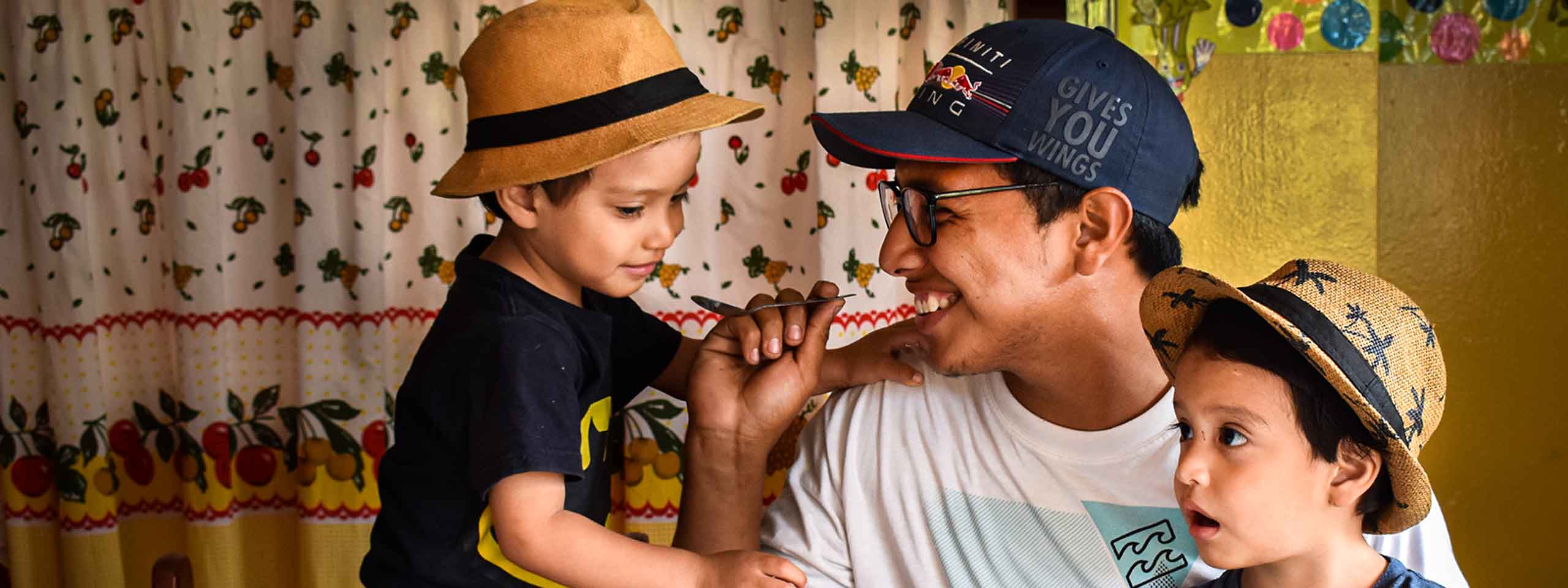Vater mit zwei Kindern beim Essen