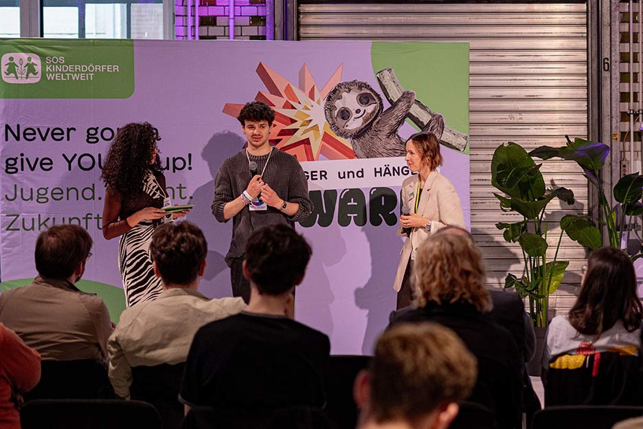 Robin Backhaus vom Jugendbeirat des Deutschen Jugendinstituts, Prof. Dr. Sabina Schutter, Vorständin der SOS-Kinderdörfer weltweit, und Moderatorin Tessniem Kadiri