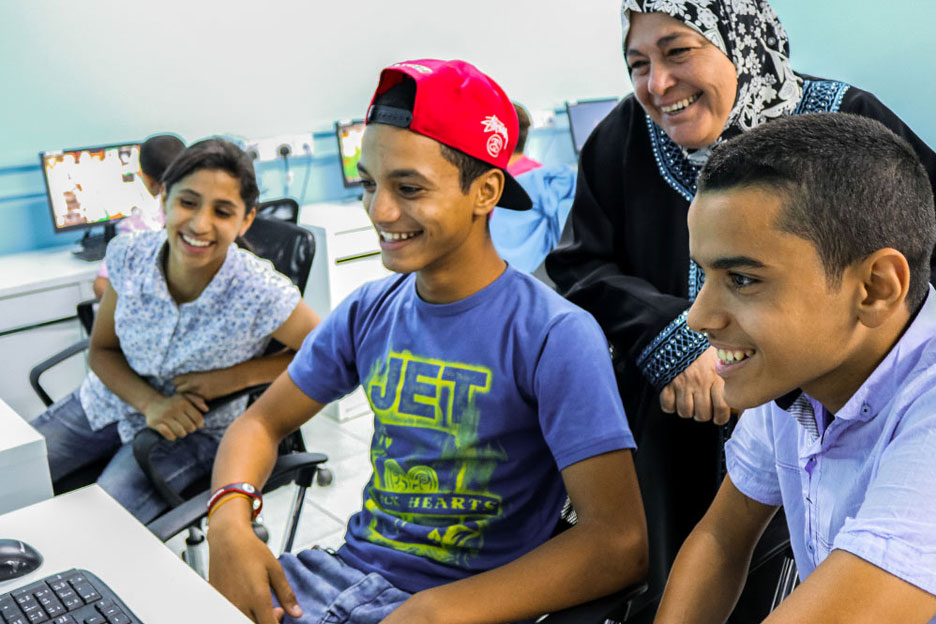 Trainings, Praktika und Coachings: YouthCan! ist die globale Beschäftigungs-Initiative der SOS-Kinderdörfer für junge Menschen. Dabei arbeiten wir mit lokalen und globalen Unternehmenspartnern zusammen. Diese Jugendlichen in Jordanien nutzen die digitale Plattform YouthLinks. Foto: Lydia Mantler