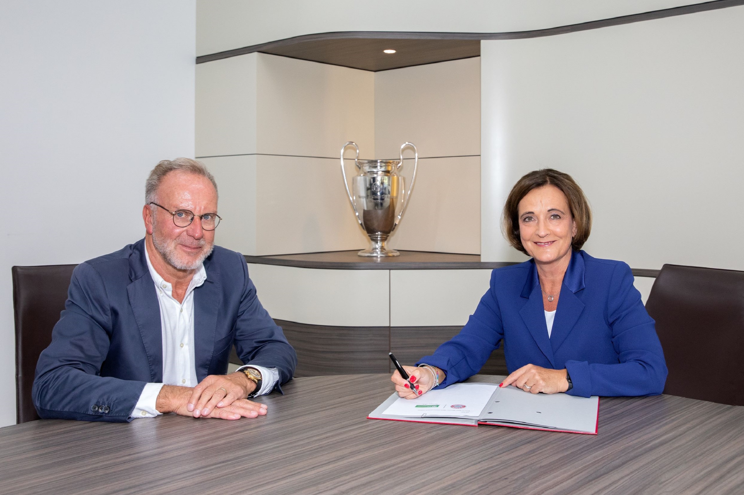 Vertragsunterzeichnung: Karl-Heinz Rummenigge und Petra Horn. Foto: FC Bayern München
