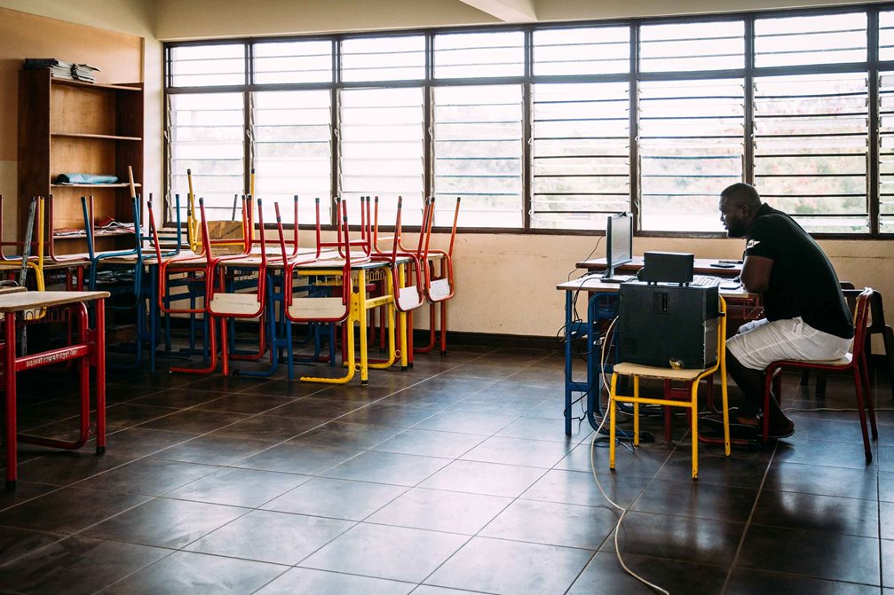 Homeschooling in Ghana: Nur die Lehrer sind im Klassenzimmer, die Kinder nehmen von daheim am Online-Unterricht teil. Foto: Alea Horst