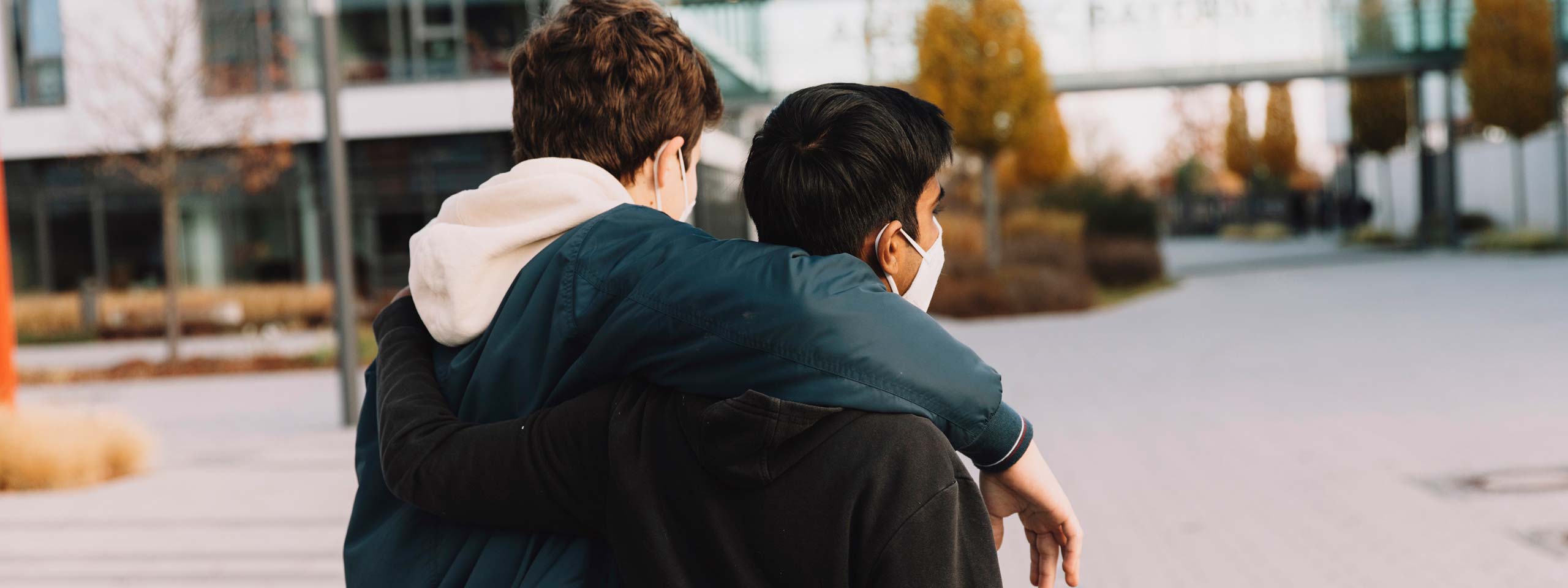 Ein Junge umarmt einen anderen Jungen