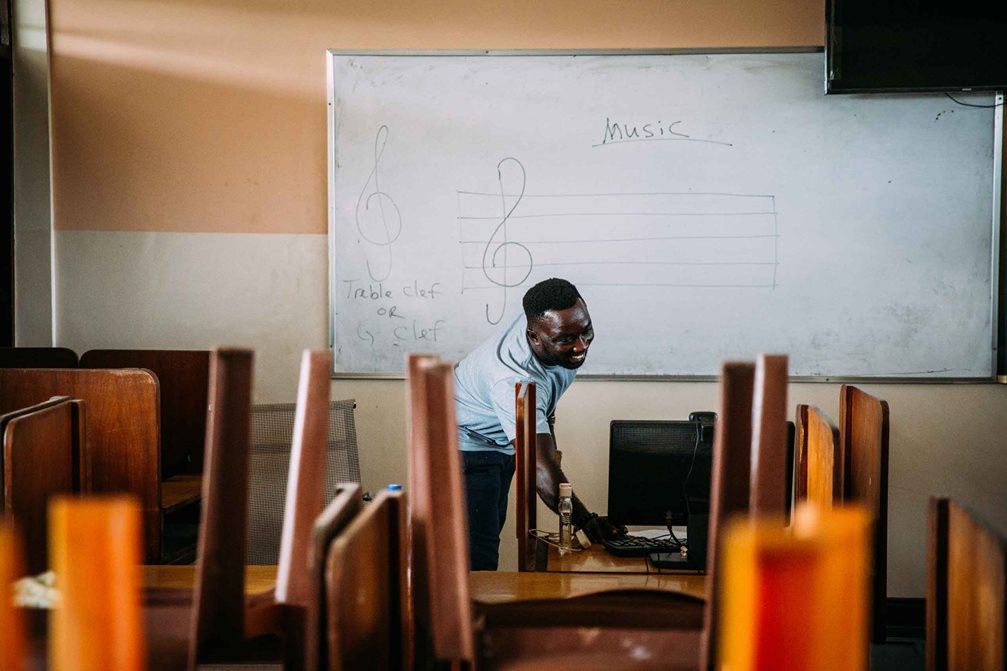 Lehrer "Sax" unterrichtet online Musik.