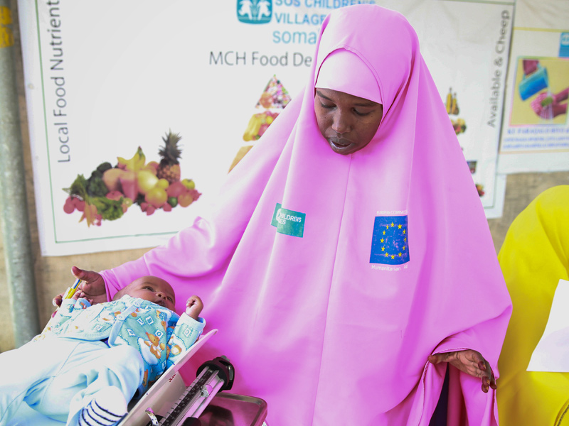 Gut sichtbar: Die Mitarbeiterinnen und Mitarbeiter der SOS-Klinik tragen auf ihrer Arbeitskleidung neben dem Logo der SOS-Kinderdörfer auch das der Europäischen Kommission. Foto: On Screen Productions/Kevin Ouma