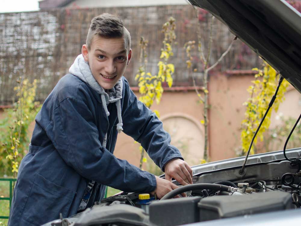Jugendlicher Automechaniker