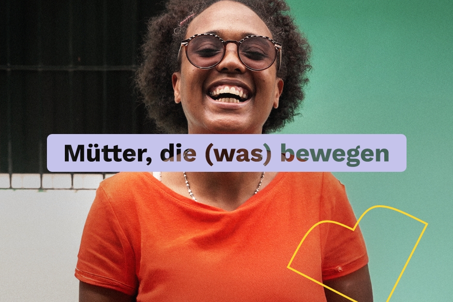 Eine Frau lacht selbstbewusst in die Kamera. Bildaufschrift: Mütter, die (was) bewegen