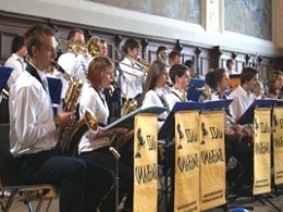 Die Jazz Bigband der Merseburger Kreismusikschule beim Benefizkonzert