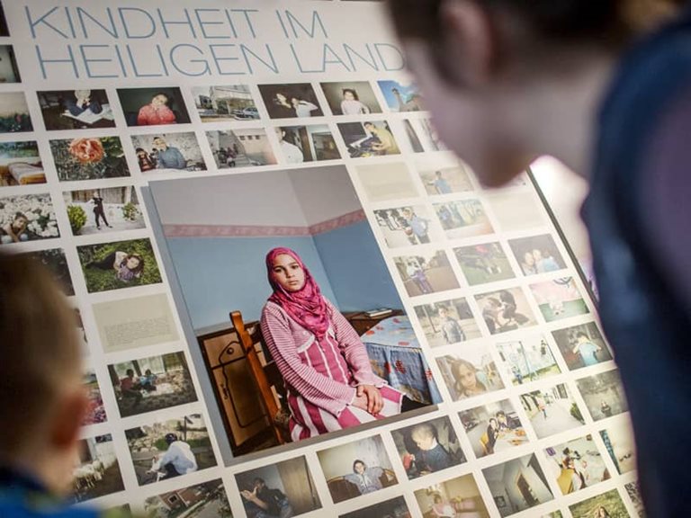 Kinder bei SOS-Ausstellung "Kindheit im Heiligen Land"