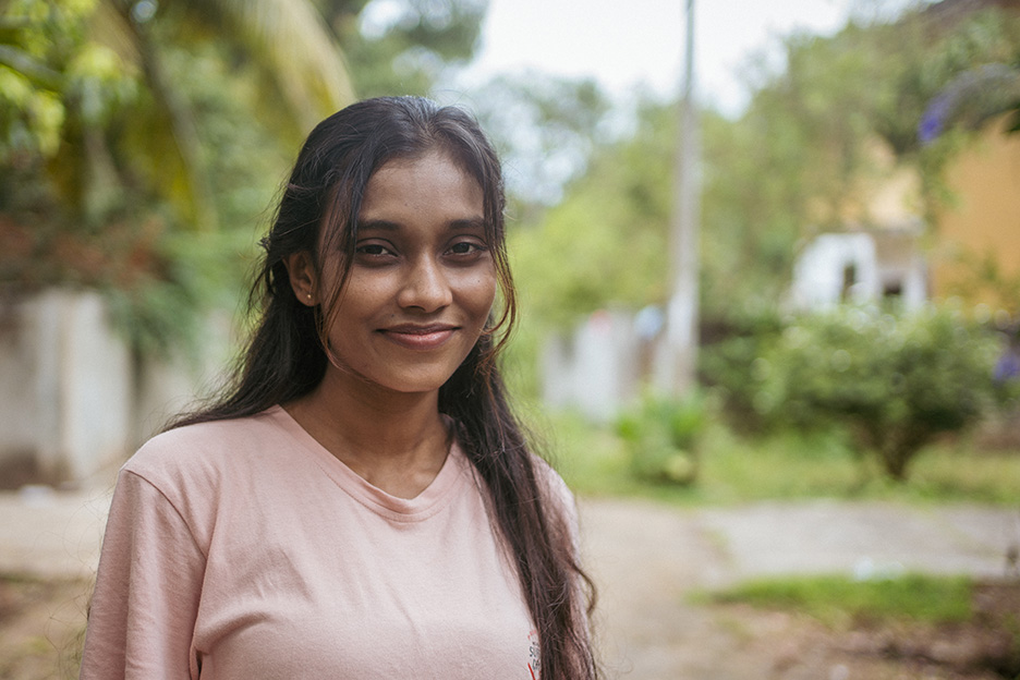 Junge Frau in Sri Lanka schaut freundlich in die Kamera. Foto: Martin Hanebeck
