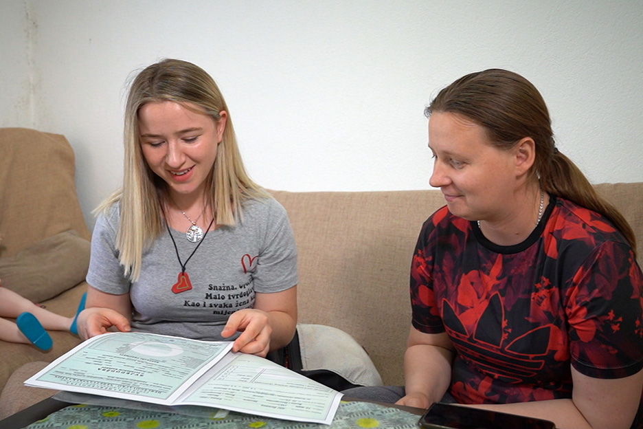 Psychologin berät eine Mutter in Bosnien-Herzegowina.