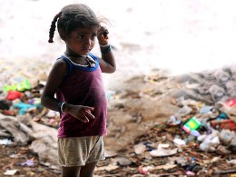 Indisches Mädchen auf einer Müllhalde - Foto: Ranjid Kumar