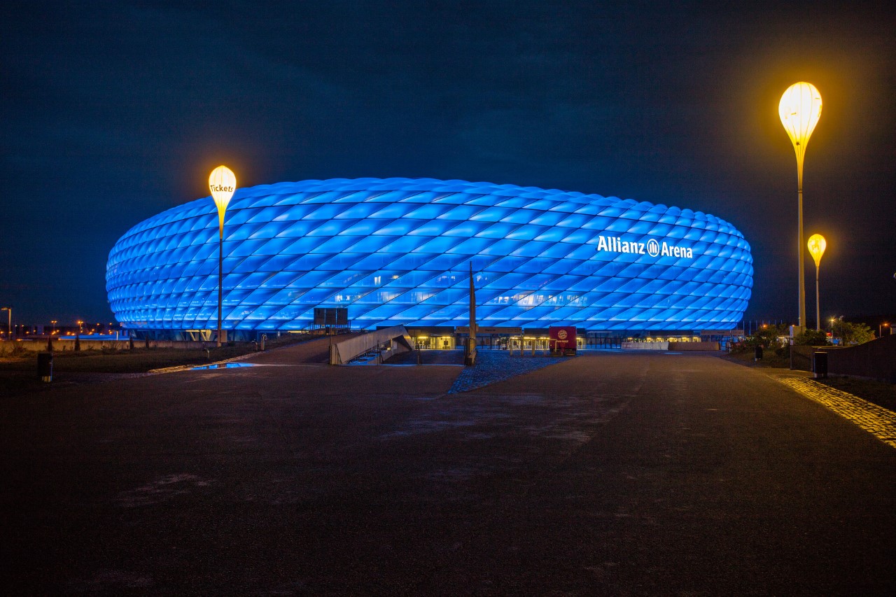 Allianz Arena blau erleuchtet für Kinderrechte