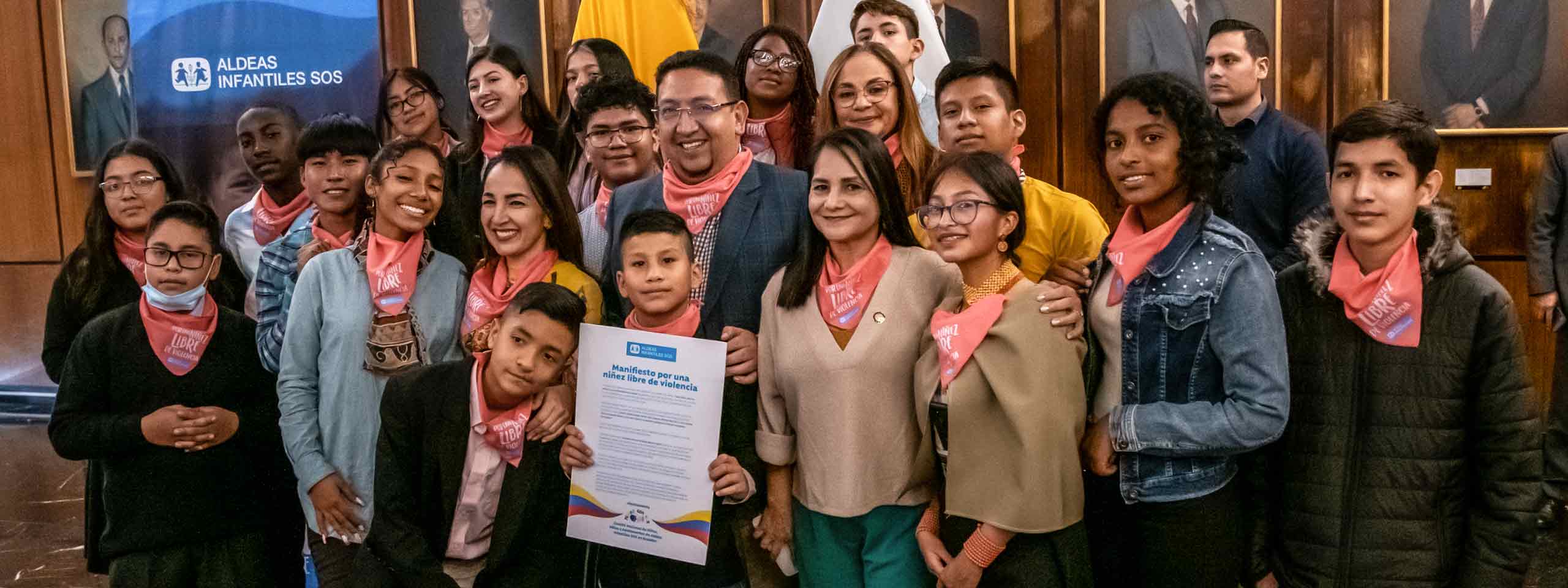 Jugendliche übergeben der Nationalversammlung in Ecuador ihr Manifest "Eine gewaltfreie Kindheit“ – Foto: Foroodi Nuri
