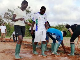 Schüler des SOS-Colleges in Ghana bei einer Pflanzaktion