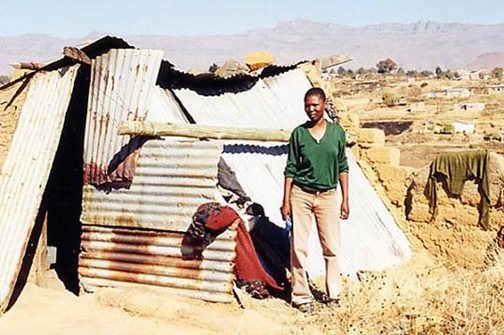 In dieser armseligen Wellblechhütte lebt eine Geschwisterfamilie.