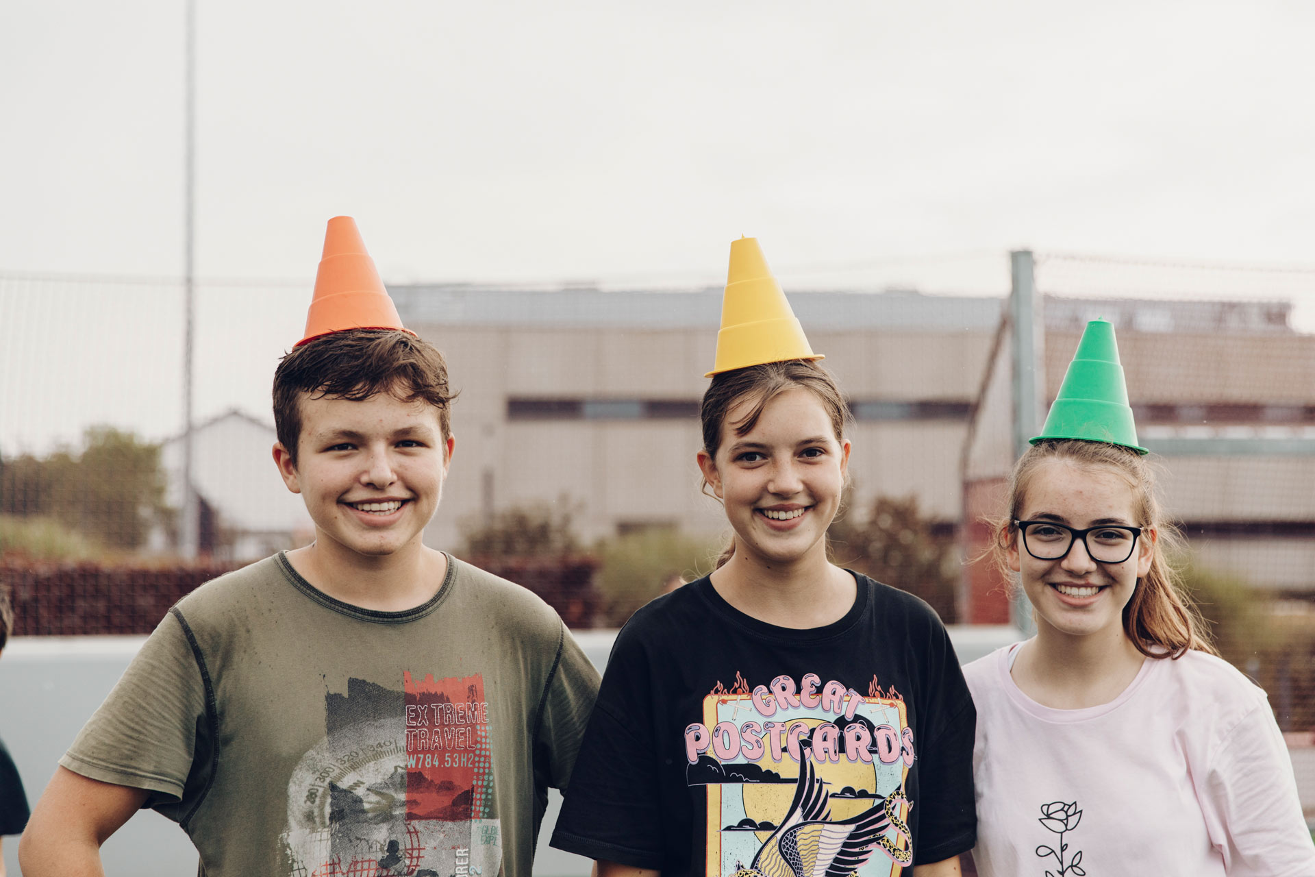 Kinder lachen mit Hüten auf dem Kopf