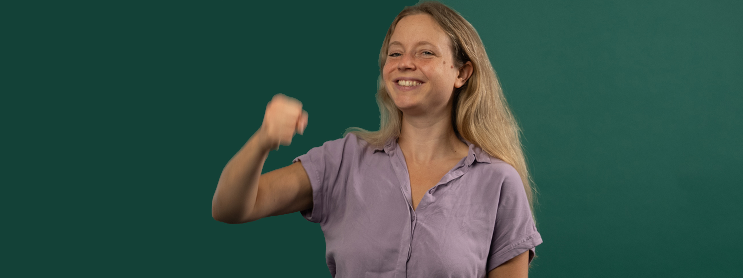 Hannah lacht in die Kamera