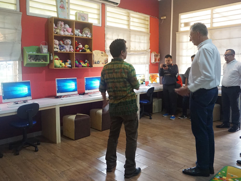 Herbert Forker und Gregor Nitihardjo in den Räumen der SOS-Bibliothek. Foto: SOS-Indonesien