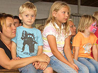 Viel zu kucken! Unter den rund 500 Zuschauern sind stets viele Kinder.