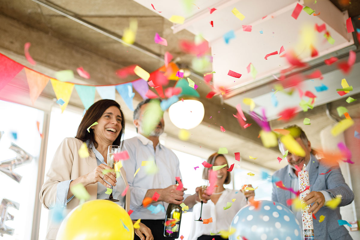 Menschen in Büro feiern ein Jubiläum