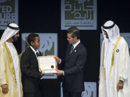 Schüler der SOS-Schule in Sheikh nimmt Zayed Future Award entgegen.