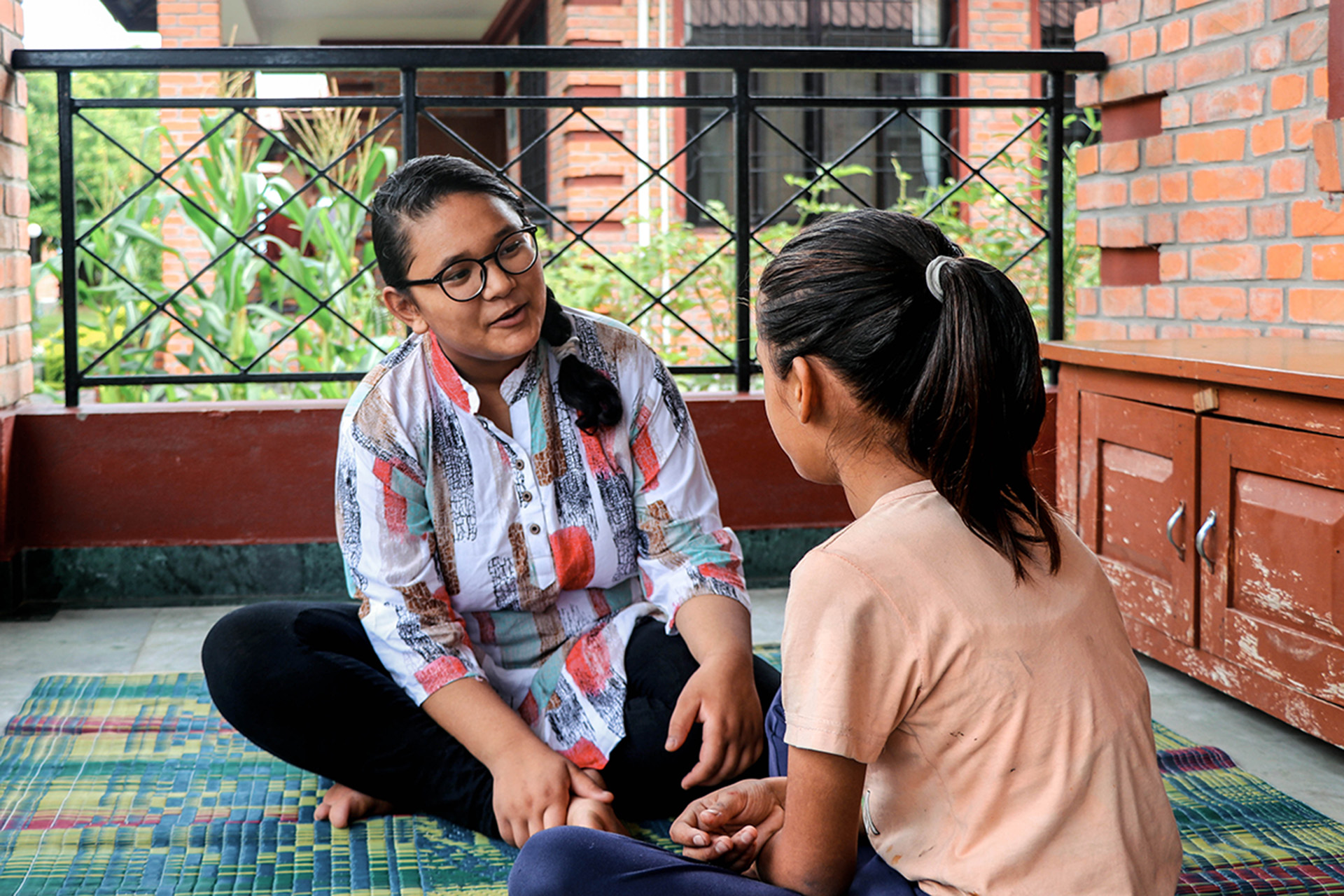Sabita sitzt einem Mädchen gegenüber. Foto: Seema Chaudhary, Shreesha Tamrakar