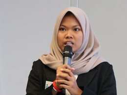 Die 21-jährige Monalisa aus Indonesien sprach selbstbewusst über ihre Erfahrungen beim Berufseinstieg.