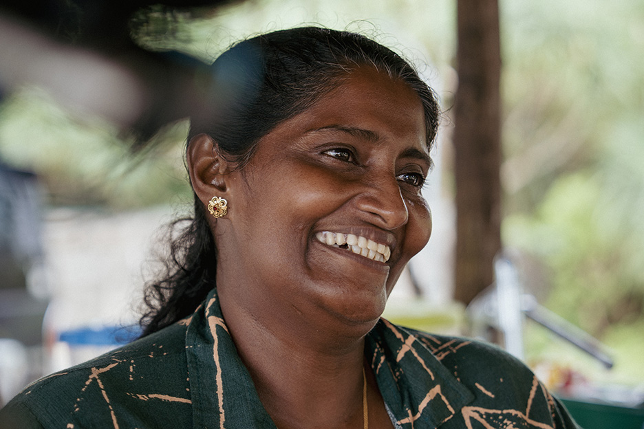 Lächelnde Frau mittleren Alters aus Sri Lanka