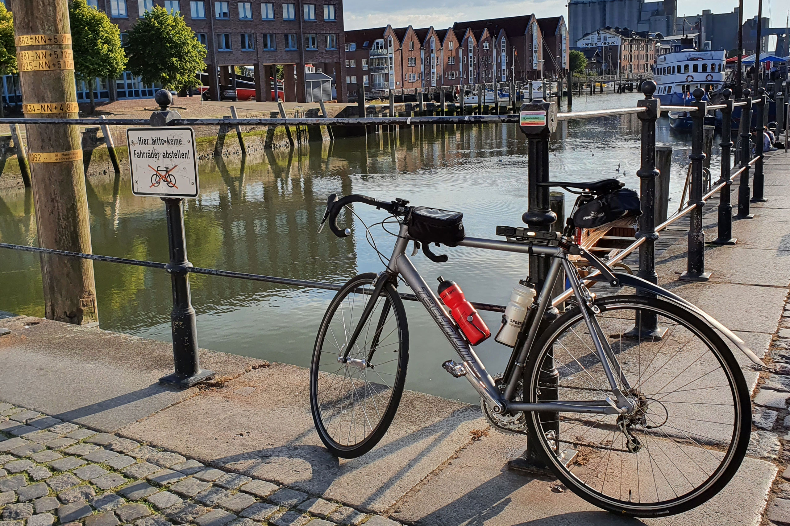 Fahrrad an Brücke