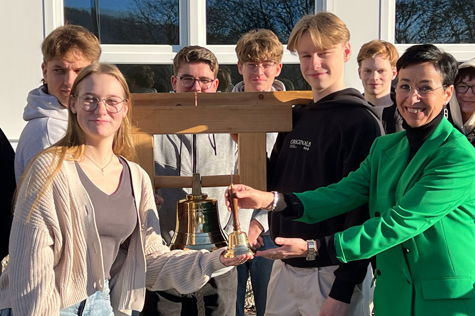 Schüler:innen der Realschule Plus in Daaden mit Friedensglocke