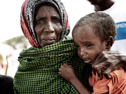 Hungerkrise in Ostafrika 2011: Eine Großmutter mit ihrem Enkelkind im Flüchtlingscamp von Badbado, Somalia - Foto: Jens Honoré