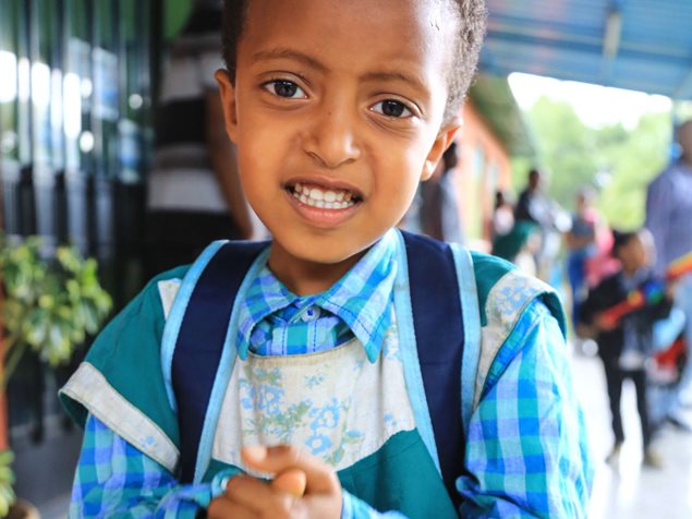 Seine Familie musste betteln, um zu überleben: Heute kann dieses Kind zur Schule gehen. Die SOS-Kinderdörfer helfen Not leidenden Familien und geben Kindern eine Perspektive. Foto: Tom Maruko