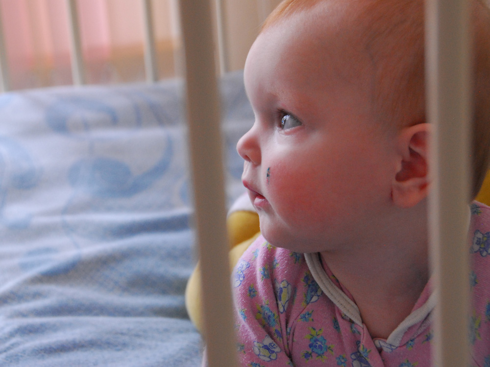 Baby im Kinderbett