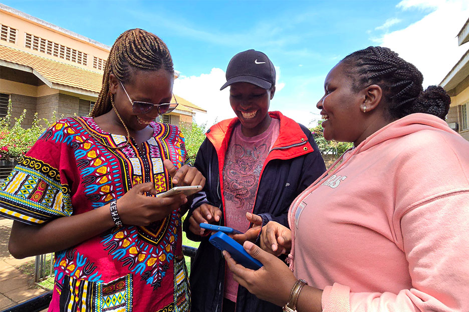Technologie für alle: Drei Teilnehmerinnen des Nairobi Community iHub. Foto: SOS-Kinderdörfer Kenia